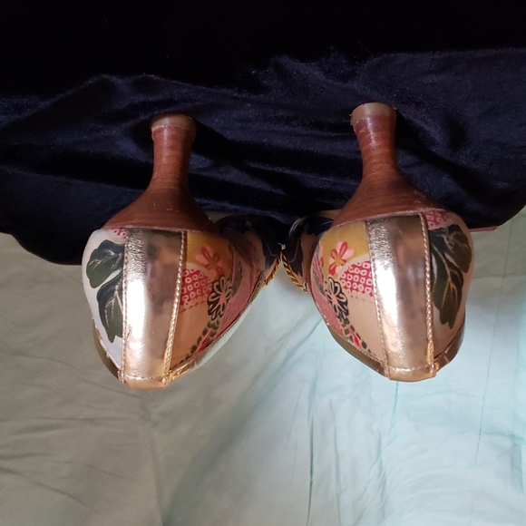 Steve Madden floral gold trim pump - Picture 5 of 5